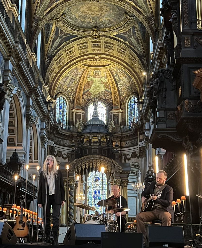 Patti Smith und ihr Quartett bereiten sich auf das Konzert in der St. Paul's Cathedral, London. Bild vom Soundcheck.