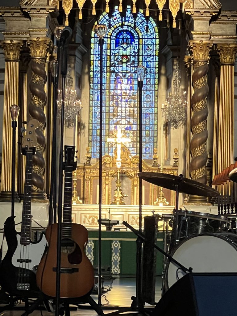 Auf Tour mit Patti Smith: Vor dem Soundcheck in der St. Paul's Cathedral, London besichtigen wir den eindrucksvollen Ort und halten die Erinnerung mit einem Bild fest. Hier wird Patti Smith später auftreten. Auf dem Bild sieht man die aufgebaute Bühne.