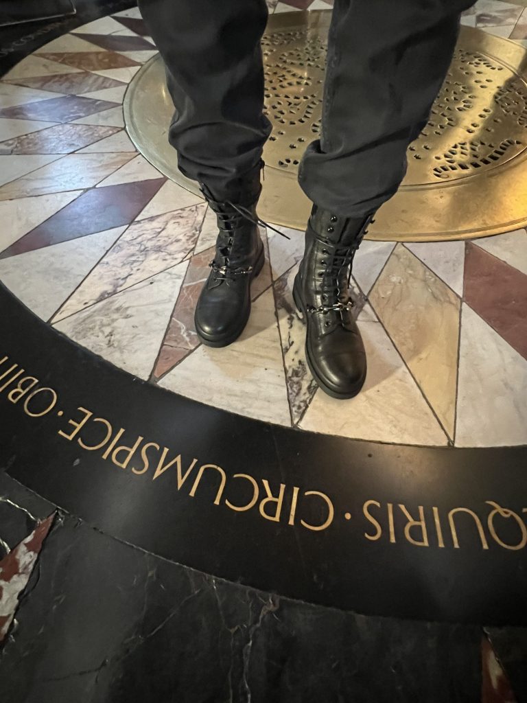 Patti Smith und ihr Quartett bereiten sich auf das Konzert in der St. Paul's Cathedral, London vor. Vor dem Soundcheck schaut sich Patti Smith die Cathedral an. Das Bild zeigt ihre Füße. Sie trägt ihre schwarzen Boots.