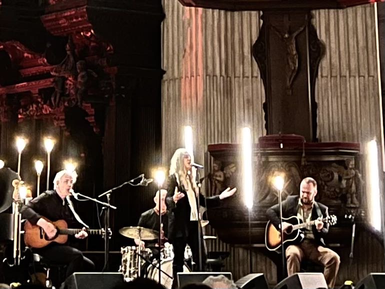 Patti Smith und ihr Quartett geben ihr Konzert in der St. Paul's Cathedral, London. Bild vom Konzert.
