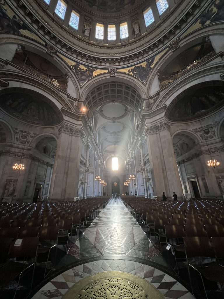 Auf Tour mit Patti Smith: Vor dem Soundcheck in der St. Paul's Cathedral, London besichtigen wir den eindrucksvollen Ort und halten die Erinnerung mit einem Bild fest. Hier wird Patti Smith später auftreten. Auf dem Bild sieht man von der Bühne aus bis zum anderen Ende der Kirche.
