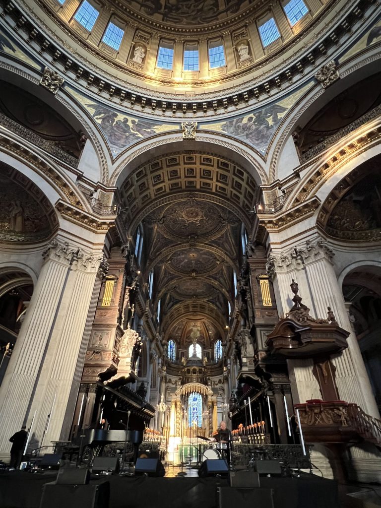 Auf Tour mit Patti Smith: Vor dem Soundcheck in der St. Paul's Cathedral, London besichtigen wir den eindrucksvollen Ort und halten die Erinnerung mit einem Bild fest. Hier wird Patti Smith später auftreten. Auf dem Bild sieht man die aufgebaute Bühne.