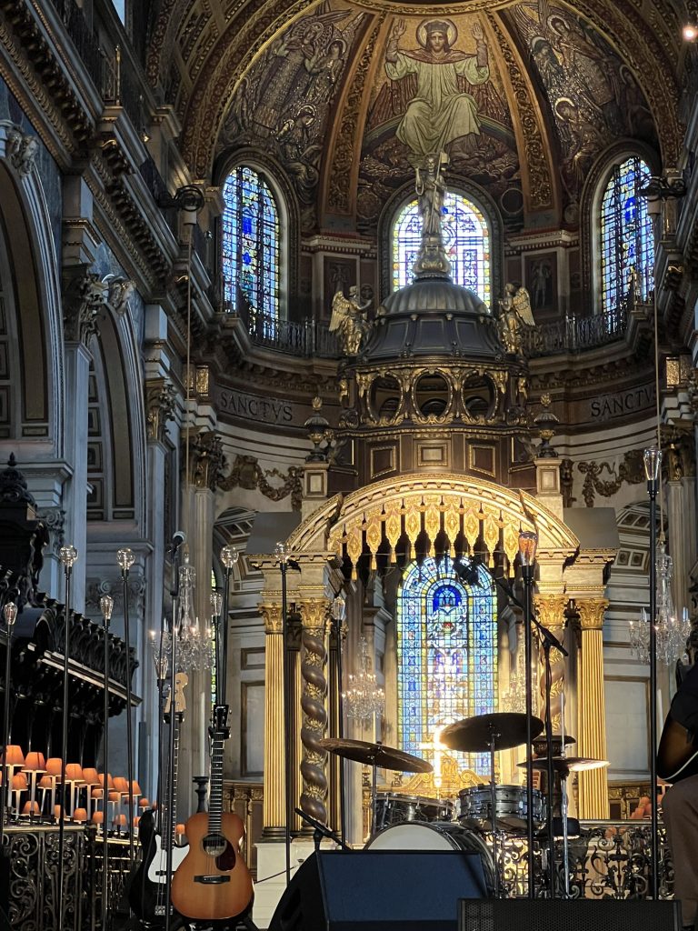 Auf Tour mit Patti Smith: Vor dem Soundcheck in der St. Paul's Cathedral, London besichtigen wir den eindrucksvollen Ort und halten die Erinnerung mit einem Bild fest. Hier wird Patti Smith später auftreten. Auf dem Bild sieht man die aufgebaute Bühne.