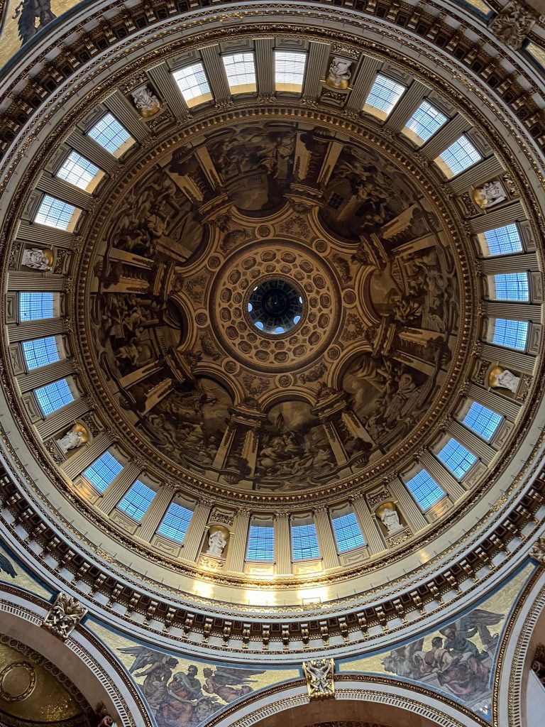 Auf Tour mit Patti Smith: Vor dem Soundcheck in der St. Paul's Cathedral, London besichtigen wir den eindrucksvollen Ort und halten die Erinnerung mit einem Bild fest. Hier wird Patti Smith später auftreten.