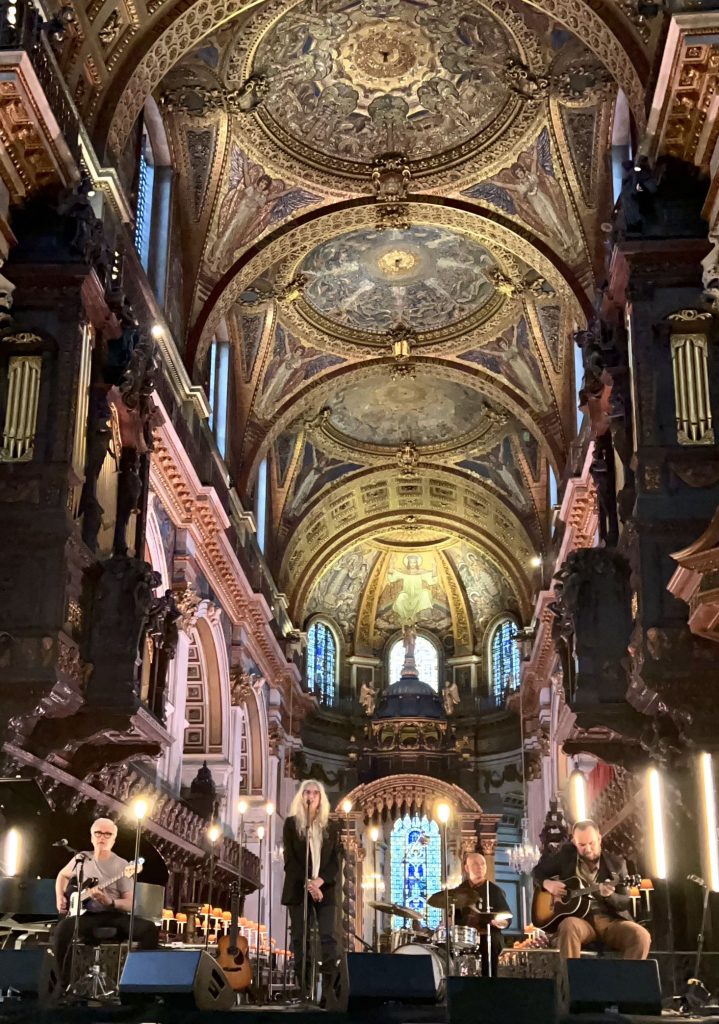 Patti Smith und ihr Quartett bereiten sich auf das Konzert in der St. Paul's Cathedral, London. Bild vom Soundcheck -3
