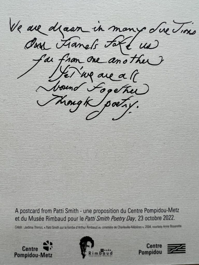 Rückseite der Erinnerungskarte mit Patti Smith Handschrift anlässlich der Ausstellungseröffnung von EVIDENCE im Centre Pompidou in Paris am 20. Oktober 2022 verwendet.