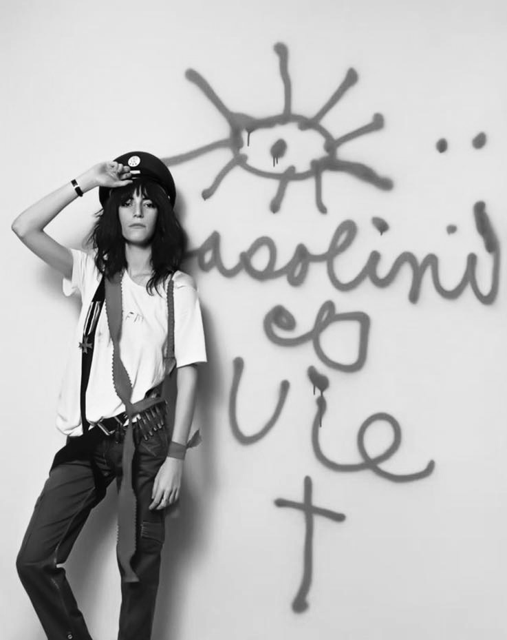 Patti Smith Porträt mit Graffiti im Yellow Studio, 1977, Fotografie von Lynn Goldsmith,