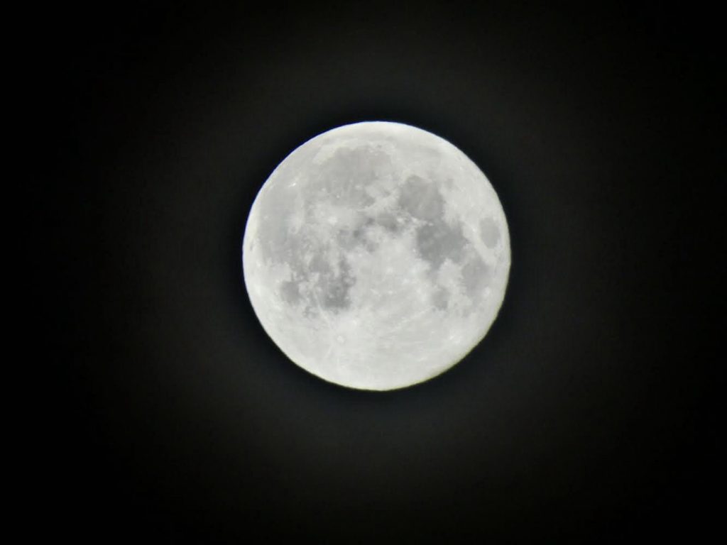 Das Bild zeigt den Vollmond im Dezember 2024 passend zu Patti Smith Gedicht December