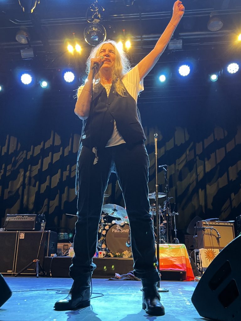 Patti Smith steht auf der Bühne an ihrem Geburtstag.