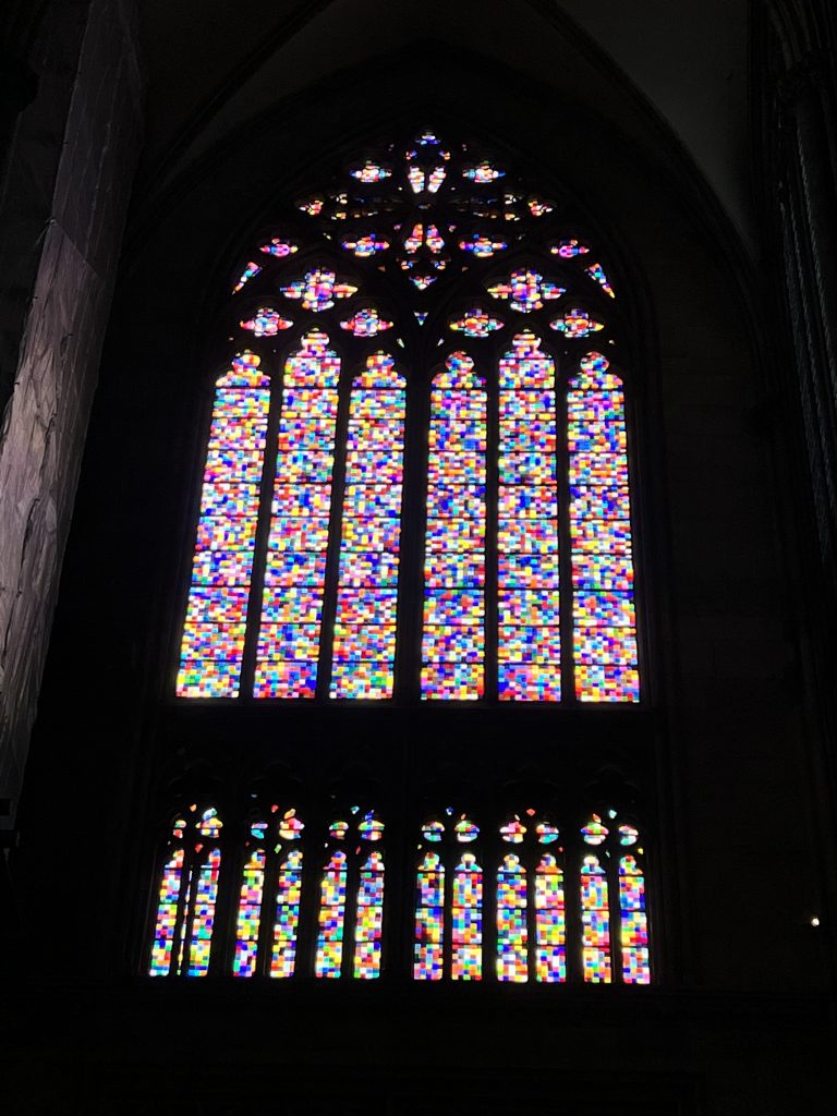 Das Fenster des Kölner Doms, welches von Gerhard Richter entworfen wurde. Das Bild entstand bei einem gemeinsamen Besuch des Doms mit Patti Smith.