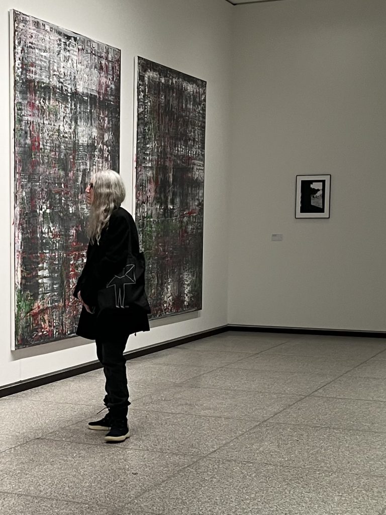 Patti Smith steht vor einem Gemälde von Gerhard Richter in der Neuen Nationalgalerie in Berlin.