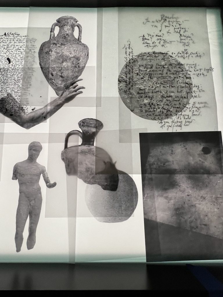Die von Patti Smith fertiggestellten Exponate / Zeichnungen liegen auf einer beleuchteten Tischplatte. Sie gehören zur Ausstellung CORRESPONDENCES von Patti Smith mit Soundwalk Collective in NYC.