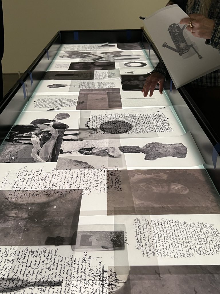 Die von Patti Smith fertiggestellten Exponate / Zeichnungen liegen auf einer beleuchteten Tischplatte. Sie gehören zur Ausstellung CORRESPONDENCES von Patti Smith mit Soundwalk Collective in NYC.