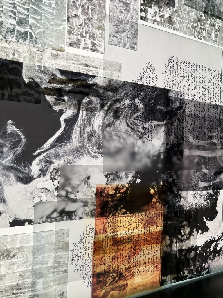 Die von Patti Smith fertiggestellten Exponate / Zeichnungen liegen auf einer beleuchteten Tischplatte. Sie gehören zur Ausstellung CORRESPONDENCES von Patti Smith mit Soundwalk Collective in NYC.