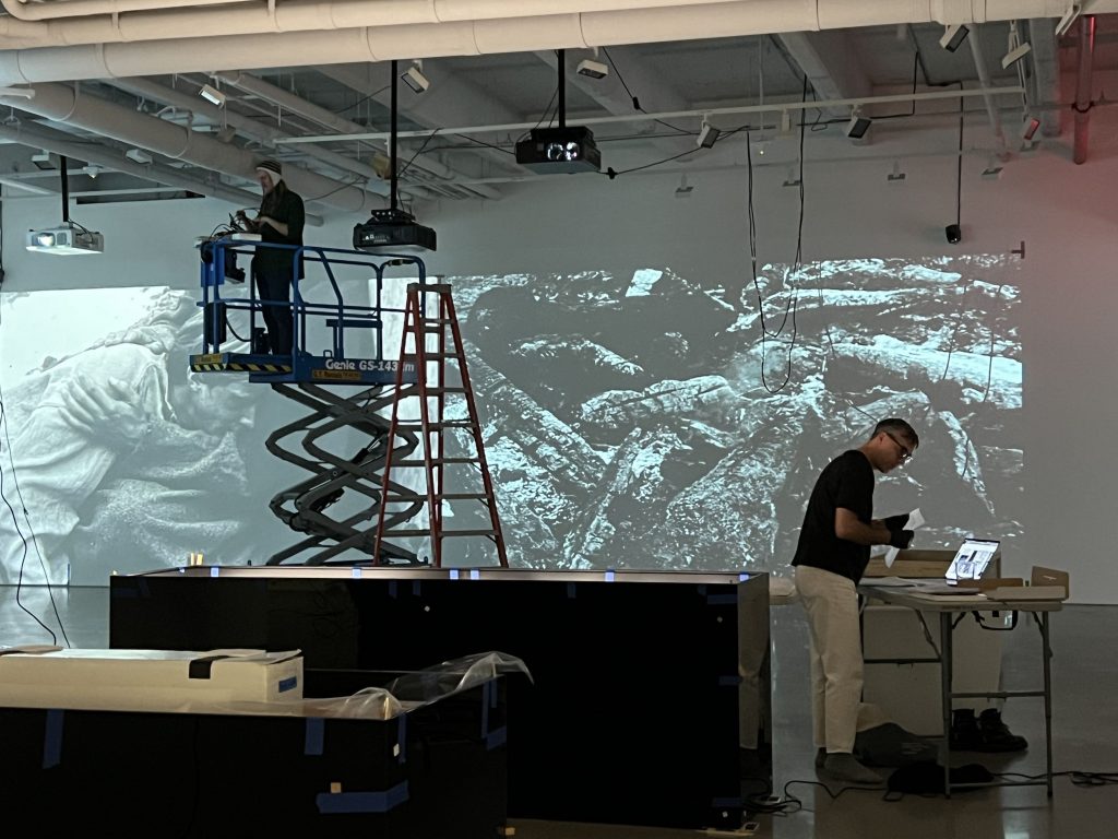 Mitarbeiter arbeiten an der Ausstellung CORRESPONDENCES von Soundwalk Collective & Patti Smith in NYC.