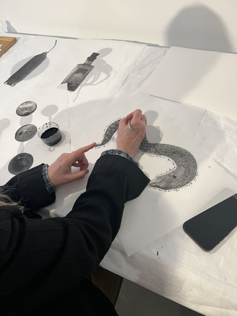 Nahaufnahme, wie Patti Smith an der Ausstellung CORRESPONDENCES mit Soundwalk Collective in NYC arbeitet.