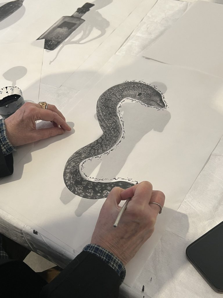 Nahaufnahme, wie Patti Smith an der Ausstellung CORRESPONDENCES mit Soundwalk Collective in NYC arbeitet.