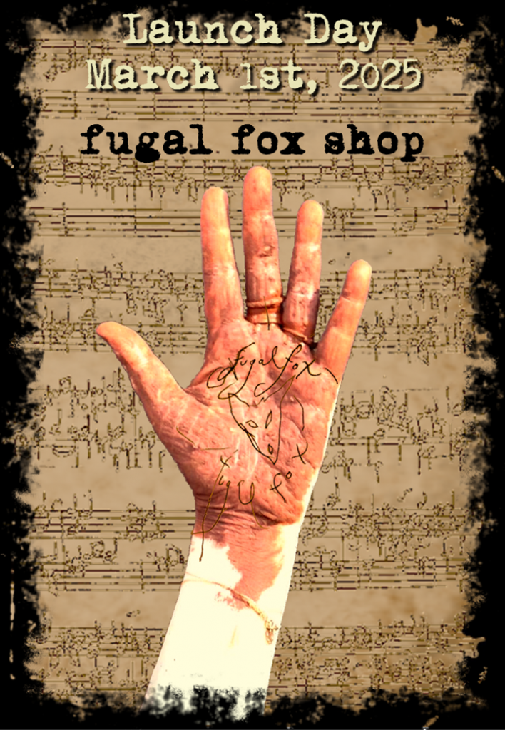 Zur Eröffnung des fugal fox shops am 01.03.2025 ein kreiertes Bild. Es hat einen schwarzen Rahmen. Vom unteren Bildrand mittig erstreckt sich Pattis Hand bis zum obersten Drittel des Bildes. Es ist ihre linke Hand, die Handinnfläche zeigt nach oben. Die Hand ist rot eingefärbt und beinhaltet den von Patti Smith gezeichneten Kopf des fugal fox. Im Hintergrund sind Noten, leicht verwaschen.