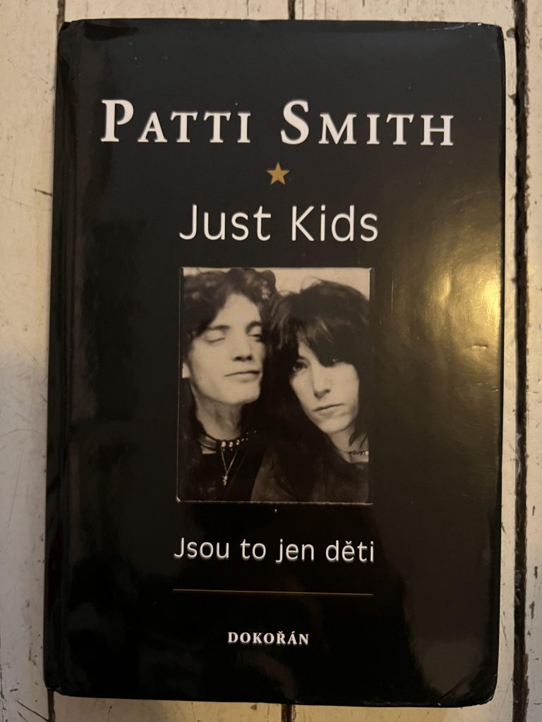 Patti Smith Buch Just Kids, Buchdeckel Vorderseite der tschechischen Ausgabe