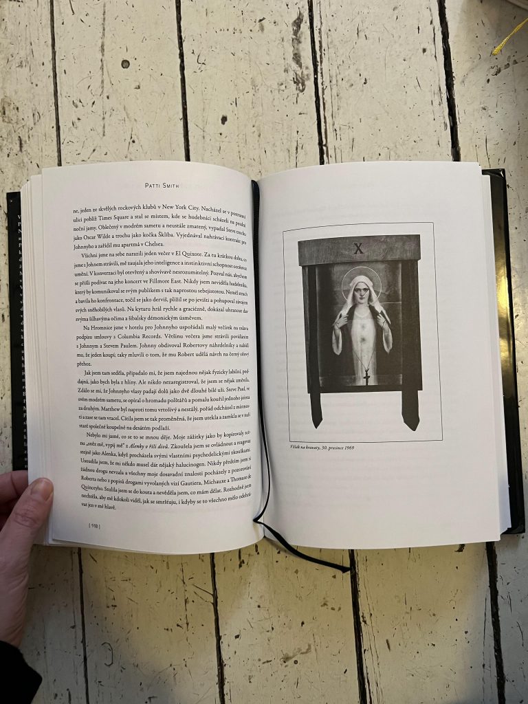 Patti Smith Buch Just Kids, Buchschnitt der tschechischen Ausgabe
