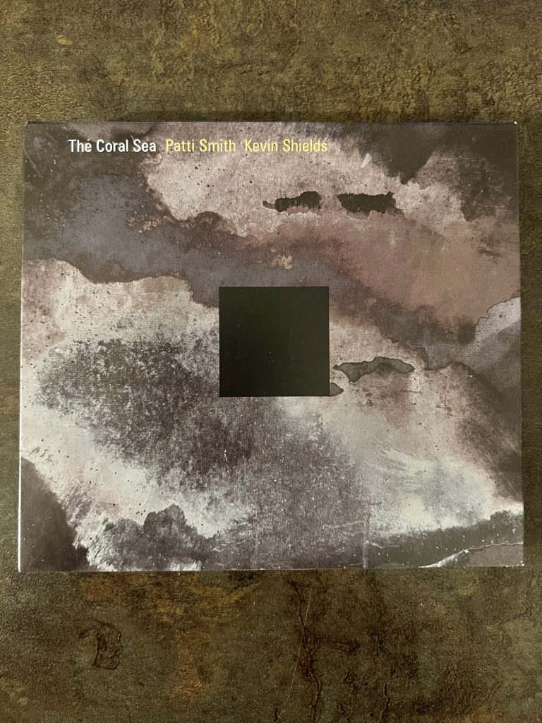 Das Album "The Coral Sea" von Patti Smith und Kevin Shields liegend, mit der Vorderseite nach oben.