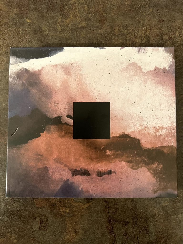 Das Album "The Coral Sea" von Patti Smith und Kevin Shields liegend, mit der Rückseite nach oben.