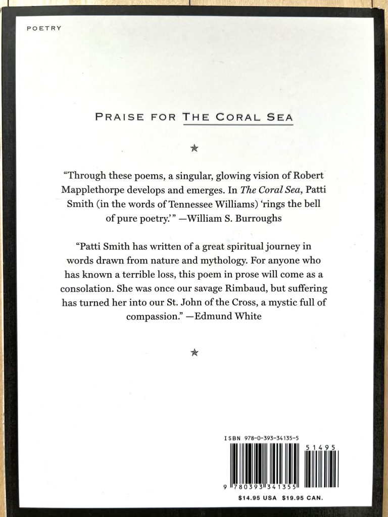 Das Buch "The Coral Sea" von Patti Smith liegend, mit der Rückseite nach oben.