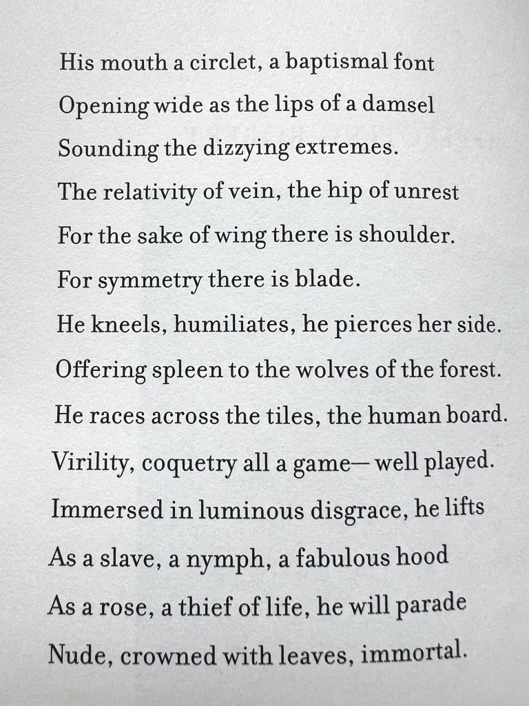 Das Buch "The Coral Sea" von Patti Smith ist aufgeschlagen und zeigt einen weiteren Auszug vom Gedicht "Reflecting Robert"