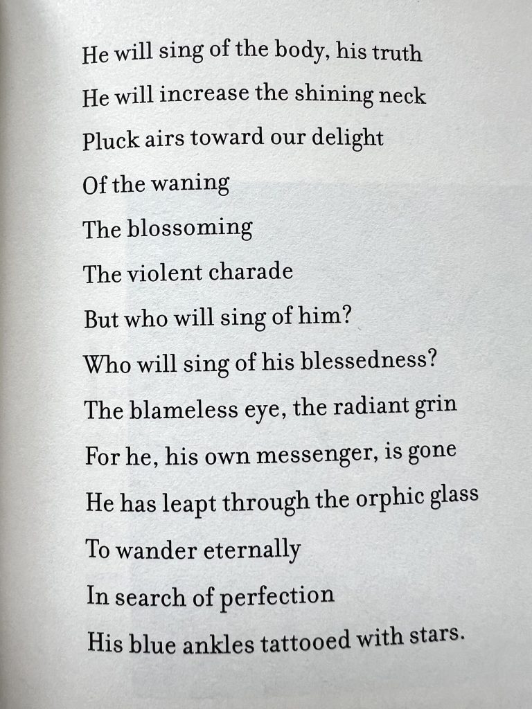 Das Buch "The Coral Sea" von Patti Smith ist aufgeschlagen und zeigt einen weiteren Auszug vom Gedicht "Reflecting Robert"