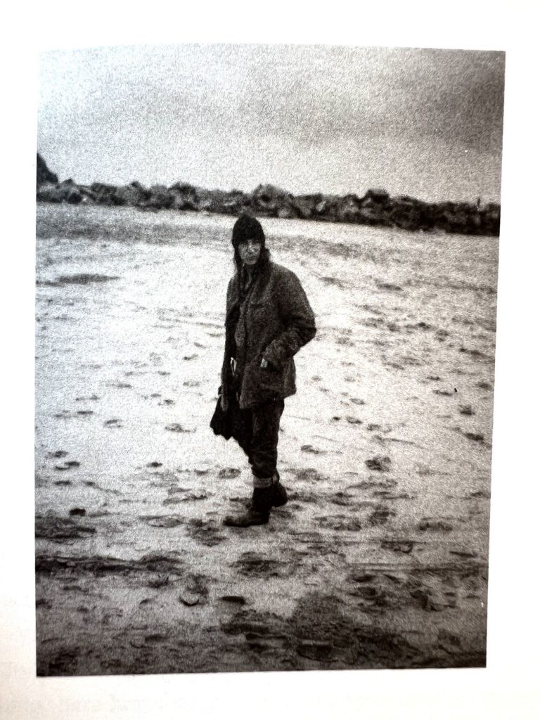 Ausschnitt aus dem Buch "Year of the Monkey" von Patti Smith zeigt Patti, wie sie am Strand steht