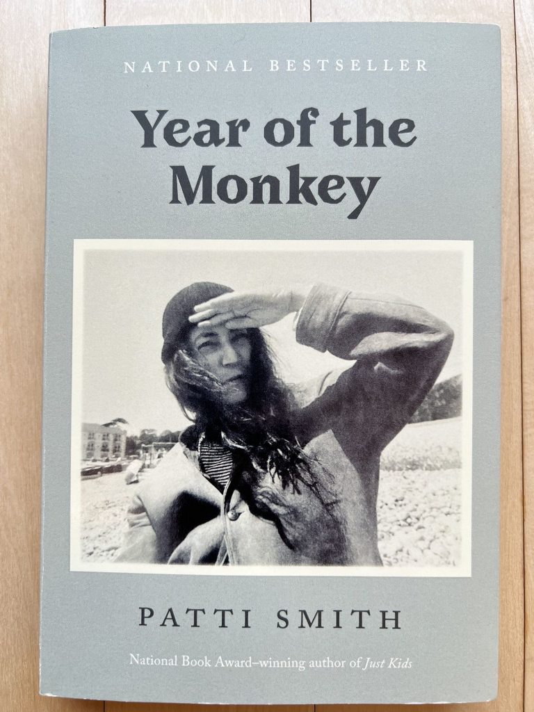 Buchcover von Year of the Monkey. In diesem Buch nimmt uns Patti mit auf eine surreale Reise durch das Jahr 2016 – ein Jahr voller Wandlungen und träumerischer Reflexionen.