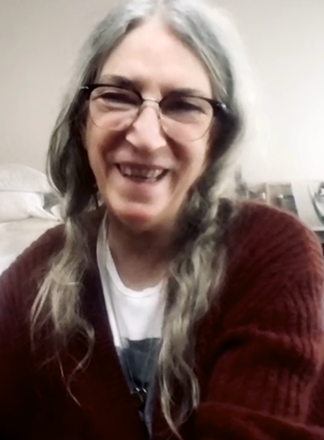 Patti Smith spricht über Buchempfehlungen im Teil 4 ihrer "reading list". Standbild zum Live-Video.
