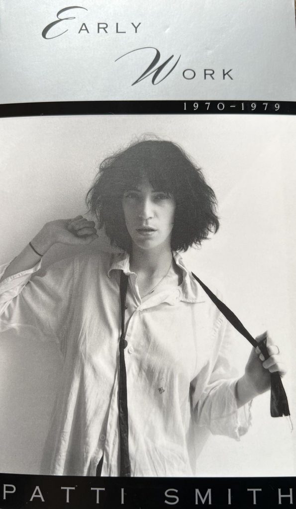 Patti Smith Buch Early Work - ein Gedichtsammlung (1970–1979), herausgegeben von Norton & Company, 1994. Coverfoto von Robert Mapplethorpe.