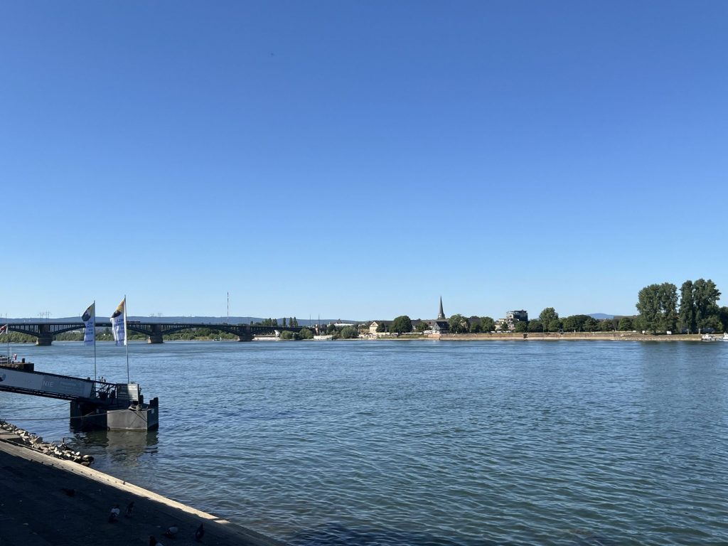 Mit Patti Smith on Europe-Tour. Impressionen von Mainz: Blick auf die Theodor-Heuss-Brücke