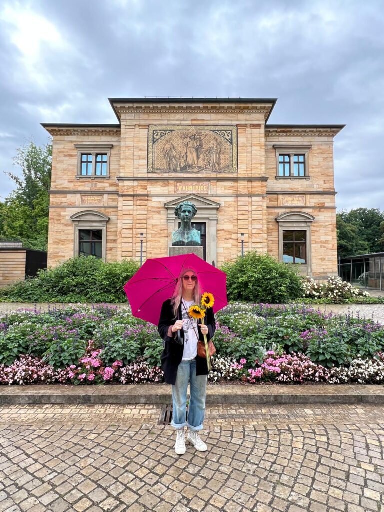 Mit Patti Smith on Europe-Tour in Bayreuth. Patti im Garten der Villa Wahnfried in Bayreuth – Ein Moment mit Wagner