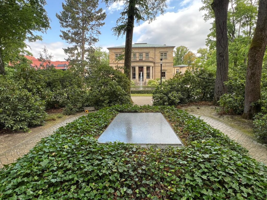 Mit Patti Smith on Europe-Tour in Bayreuth. Patti im Garten der Villa Wahnfried in Bayreuth – Ein Moment mit Wagner