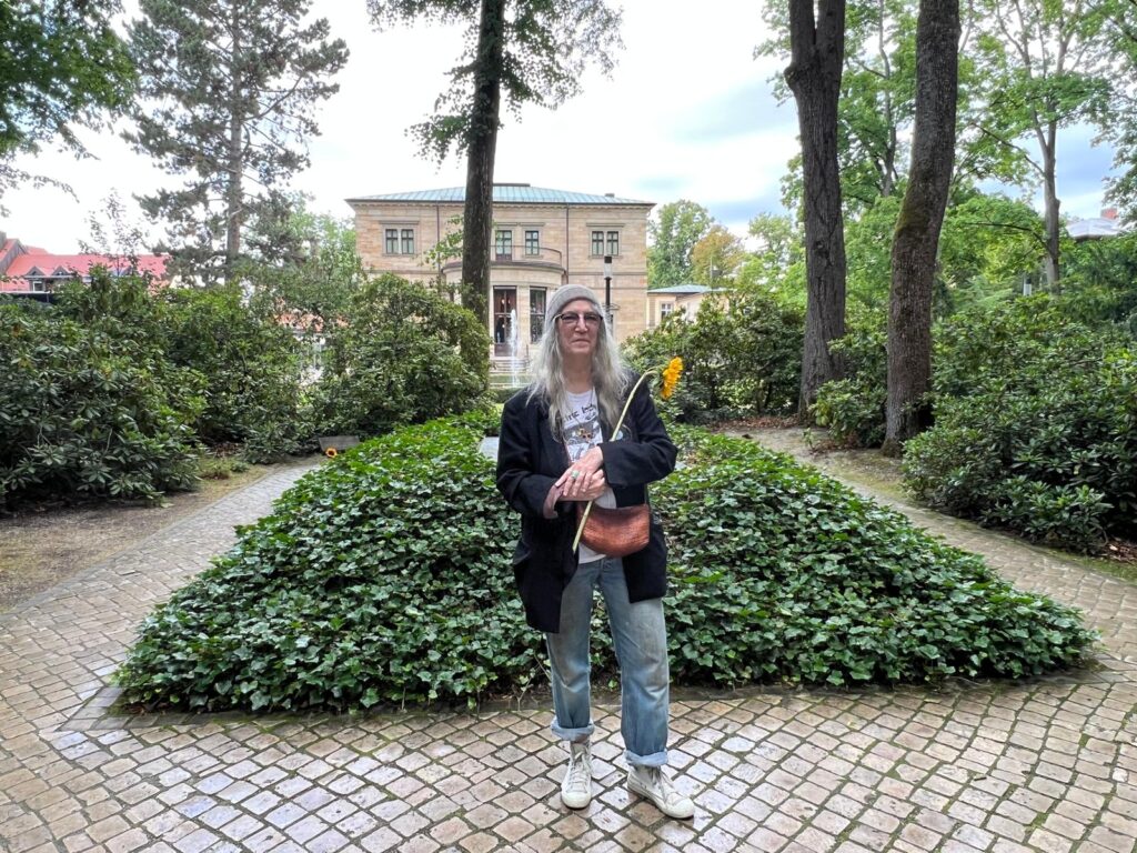 Mit Patti Smith on Europe-Tour in Bayreuth. Patti im Garten der Villa Wahnfried in Bayreuth – Ein Moment mit Wagner