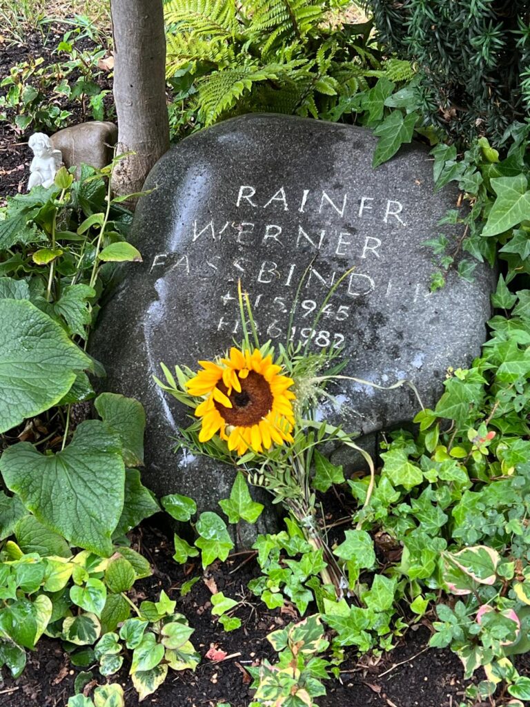 Mit Patti Smith on Europe-Tour in München. Patti am Grab eines großen Filmregisseurs – Rainer Werner Fassbinder, Friedhof St. Georg