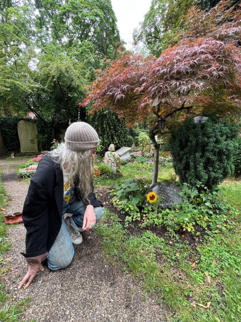 Mit Patti Smith on Europe-Tour in München. Patti am Grab eines großen Filmregisseurs – Rainer Werner Fassbinder, Friedhof St. Georg