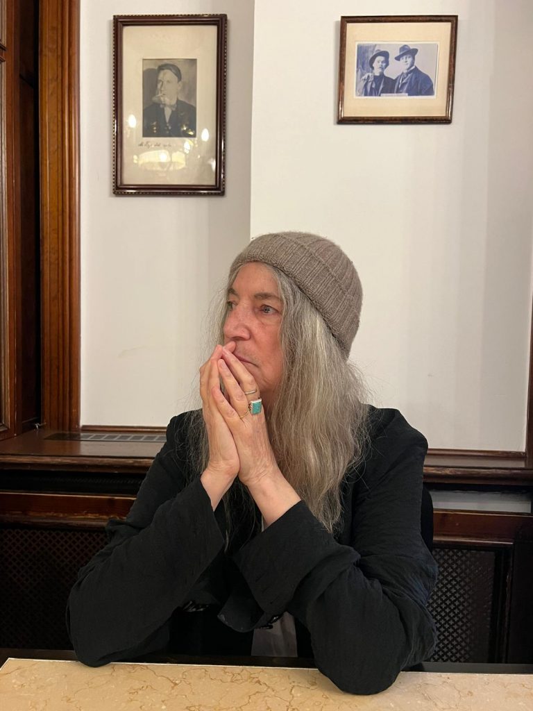 Mit Patti Smith on Europe-Tour in Berlin. Wiederbesuch im Restaurant Pasternak. Patti unter dem Bild des großen Schriftstellers Michail Bulgakow.