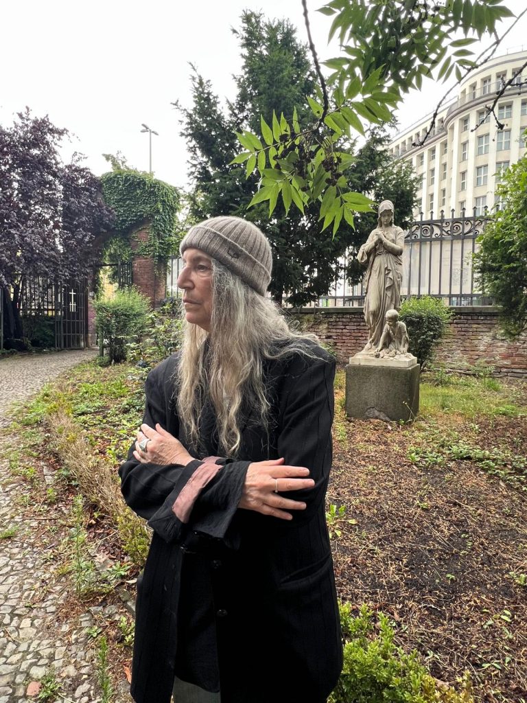 Mit Patti Smith on Europe-Tour in Berlin. Wiedersehen mit der Dame auf dem Feld. Besuch des St. Nicolai- und St. Marien-Friedhofs.