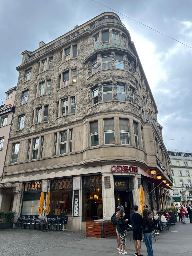 Mit Patti Smith on Europe-Tour in der Schweiz. Ein Moment bei James Joyce in Fluntern, ein Sprachvirtuose, Wanderer, Weltliterat. Hier im Café Odeon.