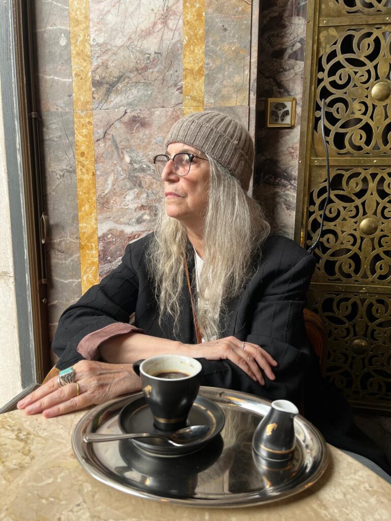 Mit Patti Smith on Europe-Tour in der Schweiz. Ein Moment bei James Joyce in Fluntern, ein Sprachvirtuose, Wanderer, Weltliterat. Portrait von Patti im Café Odeon.