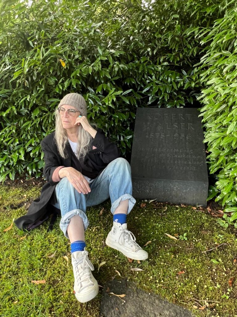 Mit Patti Smith on Europe-Tour der Schweiz: Patti besucht den Spaziergänger, Beobachter, Verstummer – Schriftsteller Robert Walser in Herisau an seinem Grab.