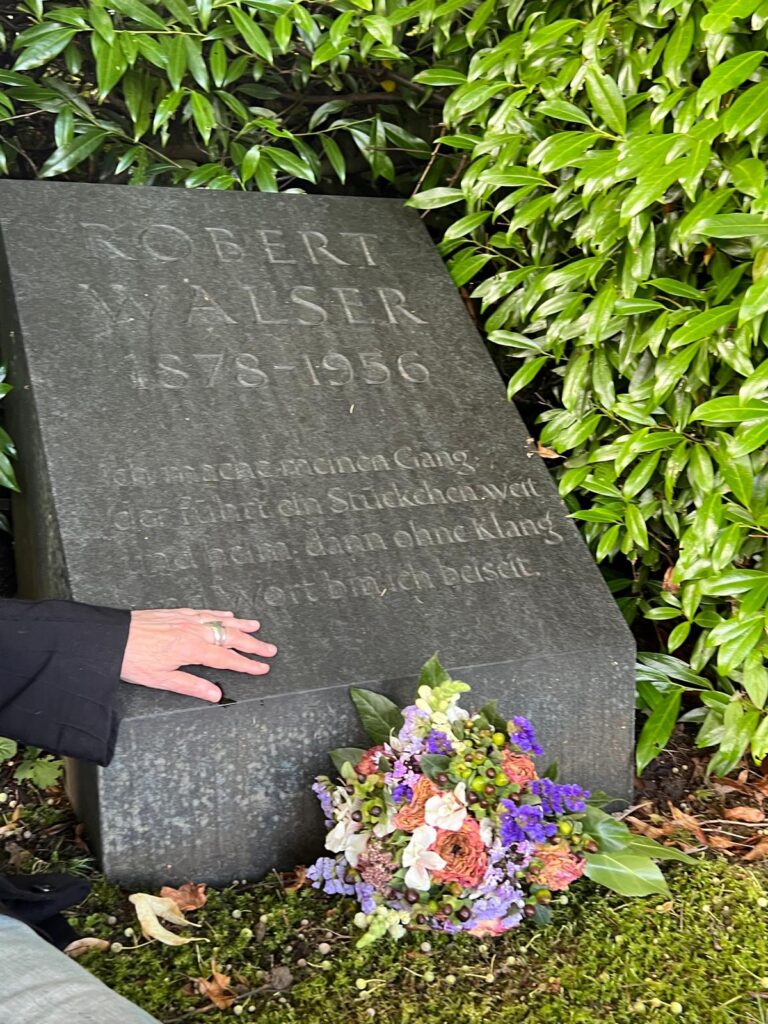Mit Patti Smith on Europe-Tour in Herisau. Spaziergänger, Beobachter, Verstummer – Schriftsteller Robert Walser in Herisau