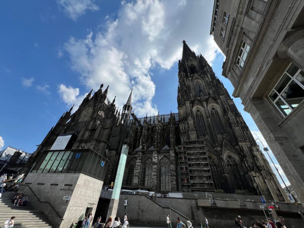 Mit Patti Smith on Europe-Tour: Ein Wiedersehen mit den Gerhard-Richter-Fenstern im Kölner Dom – von innen und außen.