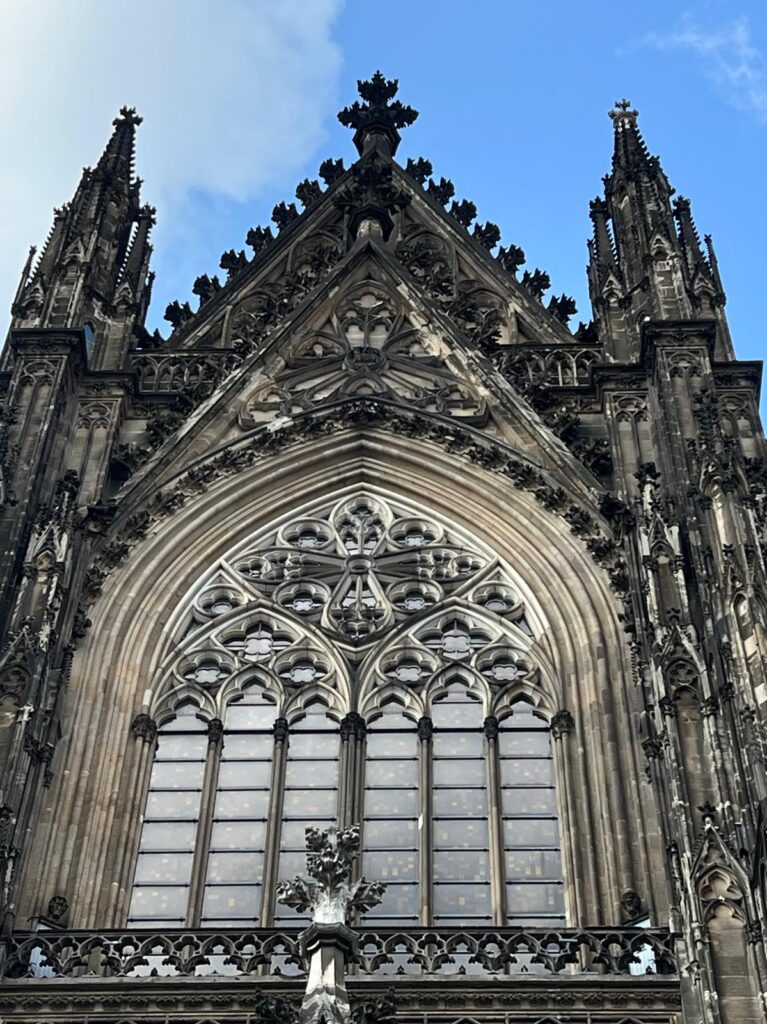 Mit Patti Smith on Europe-Tour: Ein Wiedersehen mit den Gerhard-Richter-Fenstern im Kölner Dom – von innen und außen.