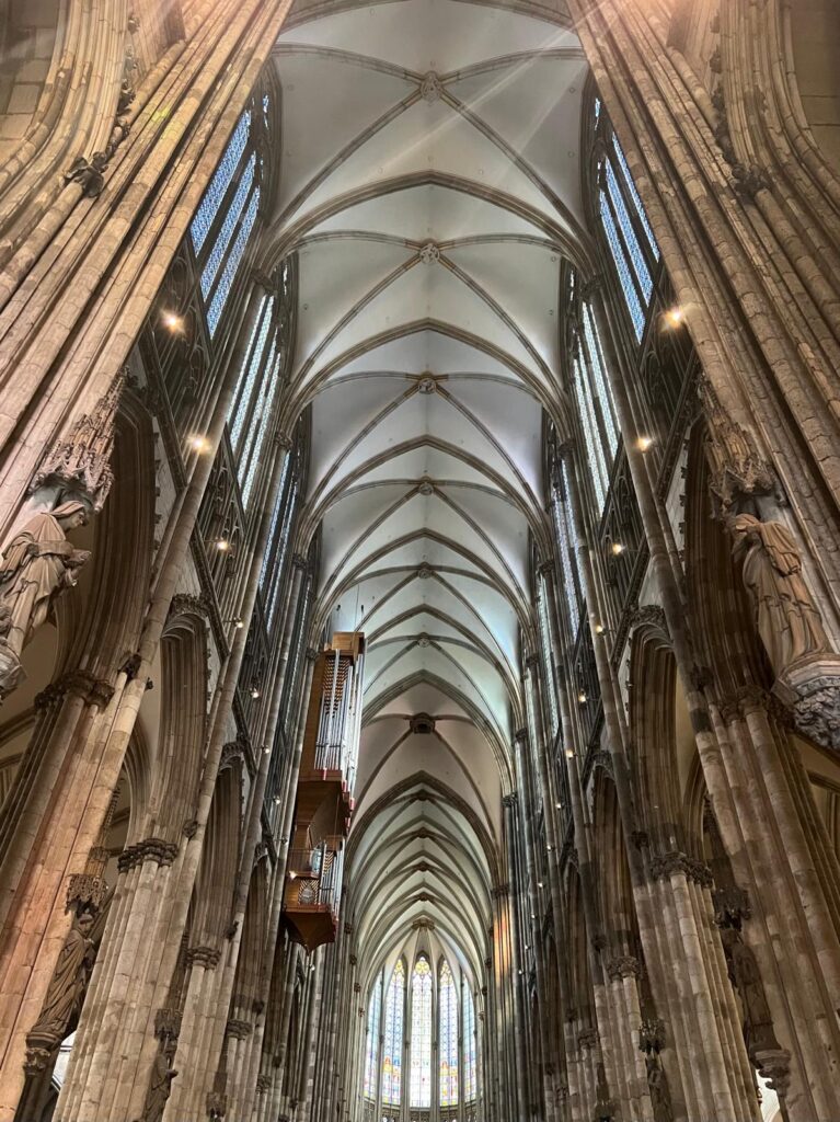 Mit Patti Smith on Europe-Tour: Ein Wiedersehen mit den Gerhard-Richter-Fenstern im Kölner Dom – von innen und außen.
