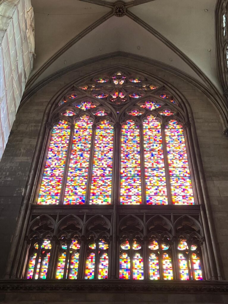 Mit Patti Smith on Europe-Tour: Ein Wiedersehen mit den Gerhard-Richter-Fenstern im Kölner Dom – von innen und außen.