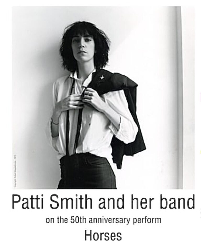Patti Smith Album-Cover Horses. Das Bild von ihr ist in graustufen und zeigt sie in jungen Jahren. Sie trägt eine weiße Bluse und eine schwarze Hose mit Hosenträgern. Über ihrer linken Schulter liegt ihr Sakko, welches sie mit ihrer linken Hand festhält.